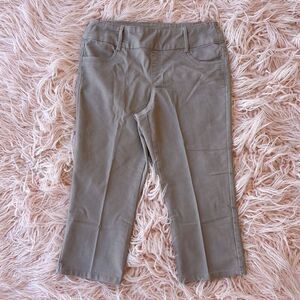 Women’s Size 8 Capri Pants